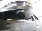 助手席側で見えにくい左前方の映像を、車内のマルチファンクションディスプレイに映し出します。前方への駐車や左寄せ、狭い道でのすれ違いなど、さまざまなシーンで安心して運転できる便利な機能です。