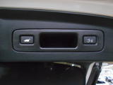 荷物が多くて手がふさがっている時に重宝する「ハンズフリーアクセスパワーテールゲート」を搭載。