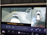 パノラミックビューモニター。車両を上から見たような映像を表示。運転席から目視しにくい車両周囲の状況をリアルタイムで確認できます。