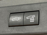 【パワーバックドア】スマートキーや運転席のボタンを押すだけでリアゲートが自動で開閉します!荷物を持っている時や、高い位置にあるバックドアを閉める際に便利な機能です♪