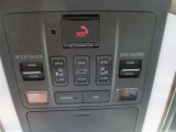 運転席・助手席両側で使いやすい、オーバーヘッドの両側パワースライドドア操作スイッチです。