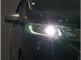 視界がよくスタイリッシュなLEDヘッドライト!外の明るさに応じて自動でライトがつくオートライト機能付!夜間のライトつけ忘れもなくなるので安全運転にも繋がります♪降車時のライト消し忘れしもなくなります♪