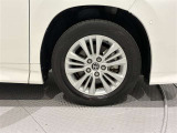 タイヤサイズは(205/60R16)で純正アルミホイールです。