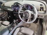 MINIの内装はとにかく『円』に拘ったデザインコンセプトが一目で伝わってきます。これほど円形に拘った車は他に御座いません。伝統のデザイン、トグルスイッチなど遊び心のある内装です。