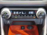 左右独立温度コントロールフルオートエアコンです。運転席、助手席それぞれで独立して温度設定ができます。冷え性の方が乗っても安心ですね♪