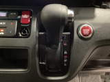 CVT車のセレクトレバーです。低速から高速まで、変速ショックのないスムーズな走りを実現するとともに、エンジン効率のよい領域を維持することで燃費にも貢献します。