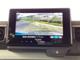 バックギアに入れますとご覧のような画像に自動的に切り替わります。車庫入れ時に役立ちます。