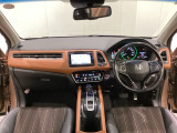 車内は光触媒抗菌消臭施工済です。インパネ周りはスタイリッシュなデザインで機能や装備も充実しています。グローブボックスやカップホルダーのほかにトレーなどたくさんの収納スペースが付いています。