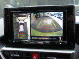 クルマの真上から見ているかのような映像によって、周囲の状況を知ることで、駐車を容易に行うための支援技術です。
