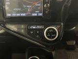 【オートエアコン】一度お好みの温度に設定すれば、車内の温度を検知し風量や温度を自動で調整してくれます。