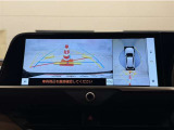真上から見下ろしたような視点で車とその周囲を確認出来る画面と、車両後方を映し出すバックモニター画面の2つを表示してくれます。