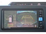 パノラミックビューモニター付きです。車両を上から見たような映像をディスプレイオーディオ画面に表示。運転席からの目視だけでは見にくい、車両周辺の状況をリアルタイムでしっかり確認できます。