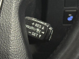 【レーダークルーズコントロール】従来のクルコンの機能に加え、先行車に接近すると、安全な車間距離を保ちながら先行車の車速に合わせ追従するシステム。