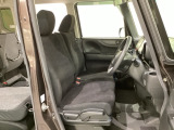 女性でも運転がしやすいように、シートの高さ調整機能(シートリフター)がついています。運転席と助手席の間が空いている為、助手席側への移動がスムーズです。交通量の多い道でも助手席側から乗り降りができます。