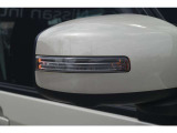 ウィンカー内蔵のドアミラーで高級感があります