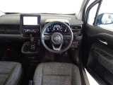 革巻きステアリングで快適な操作性の運転席です。