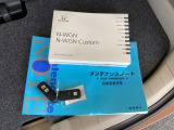 メンテナンスノート【整備記録簿】、取説も揃っています。スマートキーはバッグなどにしまったままボタン操作でエンジンの始動・停止ができて大変便利です。