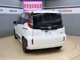 ハッチバックなので、バックドアは上に開きます♪大きな荷物の出し入れがしやすくなります。便利ですよ♪