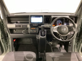 車内は光触媒抗菌消臭施工済です。インパネ周りはスタイリッシュなデザインです。グローブボックスやカップホルダーのほかにトレーなどたくさんの収納スペースが付いています。