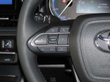 ステアリングスイッチ付きで、運転中に視線を前に向けたまま操作できます。