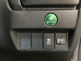 ハンドルの右側にはヘットライトリベライザーとVSA(ABS+TCS+横滑り抑制)の解除スイッチがついています。ヘッドライトリベライザーは道路状況や積荷の加重に応じてライトの高さを調節できます。