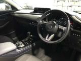 視線移動が少なくドライビングに専念できるコックピット。運転中に必要な「走行情報」とそれ以外の「便利・快適情報」を明確に分けてあるので情報を得る時に迷いを少なくしています。