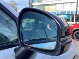 ブラインドスポットインフォメーションは、隣接する車両後方の検知エリアに他の車両がいることを知らせるシステムです。走行中、斜め後ろに車両の存在を感知すると、ドアミラーにマークを表示し、注意を促します。