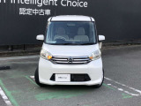 メッキを多用した幅広スリットのグリル、端正な横長ヘッドランプとプレーンなバンパーですっきり上質感