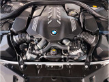 【BMWエンジン】革新的なガソリン・エンジン・テクノロジーによる高性能かつ高効率。レスポンスの良いパワーを発揮。常にスムーズな吸気を実現しアクセル開度にダイレクトに反応しドライビングを楽しく演出。