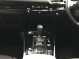シフトレバーの奥に見えるのは、エアコンの操作スイッチ&ダイヤルでとっても使いやすいですよ♪
