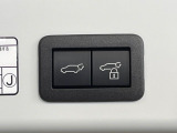 【パワーバックドア】スマートキーや運転席のボタンを押すだけでリアゲートが自動で開閉します!荷物を持っている時や、高い位置にあるバックドアを閉める際に便利な機能です♪