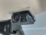 【日産オリジナルドライブレコーダー(フロント+室内)】車室内カメラで車内および車側面を撮影。走行中の幅寄せ対策や後方撮影にも対応しております。
