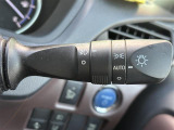 【オートライト(AUTO)】外の明るさをシステムが感知して、自動でヘッドライトが点灯します。ヘッドライトをつけ忘れを防ぐ便利機能です。