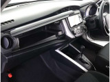 スタイリッシュなブラック系を基調とした内装色。