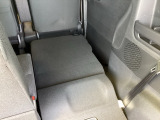 リアシートは簡単に倒すことができるので、ラゲッジルームも広がります。