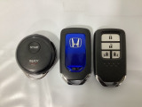 スマートキー付きですからドアロックの開閉およびエンジンスタートが楽々です。電動スライドドアの開け閉めもボタンで操作できます。加えて、純正リモコンエンジンスターター用の操作キーもついています。