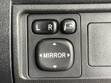 【電動格納ミラー】サイドミラーは電動格納式となっており、狭い駐車場でもキズがつくリスクを抑えられます。