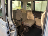 チップアップ機能により、座面が跳ね上がりますので背の高いお荷物の積載も可能です!