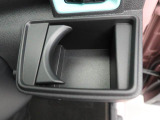 【カップホルダー】エアコン吹き出し口下部に設置されていますので使いやすさバッチリ!運転席から手の届くちょうどの位置です!