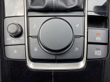 手元を見なくてもノールックで直感的に操作が出来るコマンダーコントロールはドライバーの気持ちに寄り添える様にと、マツダの考え方を具現化したひとつの例です。