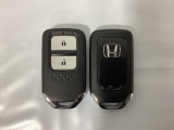 スマートキーを装備しています。鍵を差し込むことなくドアロックの開け閉めと、スタートボタン操作でのエンジンスタートができます。スペアキーも同じものを用意しております。