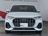 Audiの象徴であるシングルフレームグリルをよりワイドで低くシャープなデザインとすることでワイド&ローのフォルムを協調しています。