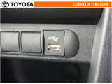 ポータブルオーディオなどの機器を接続して、車両のスピーカーで聞くことができます。