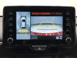 全周囲の画像が表示されます。 運転席から見づらい個所なども、上空から見たような映像で確認できます。  映像の切替もでき、大変便利な機能です。