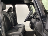 女性でも運転がしやすいように、シートの高さ調整機能(シートリフター)がついています。運転席と助手席の間が空いている為、助手席側への移動がスムーズです。交通量の多い道でも助手席側から乗り降りができます。