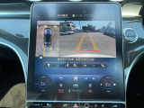 【360&deg;カメラシステム】4つのカメラにより、車両周囲を俯瞰で確認することができます。カメラの呼び起しは手動でも可能ですので、狭い道でも安心してお乗りいただけます。