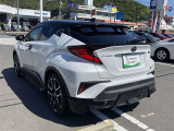 向かい側にサービス工場完備。車検・メンテもお任せください!