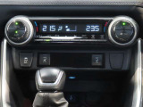 左右独立温度コントロールフルオートエアコンです。運転席、助手席それぞれで独立して温度設定ができます。冷え性の方が乗っても安心ですね♪