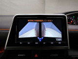 パノラミックビューモニター付きです。車両を上から見たような映像をディスプレイオーディオ画面に表示。運転席からの目視だけでは見にくい、車両周辺の状況をリアルタイムでしっかり確認できます。