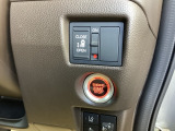 パワースライドドアの開閉はスマートキーのリモコンやドアノブは勿論、運転席側のスイッチ操作でも開閉ができ、安全・簡単です。